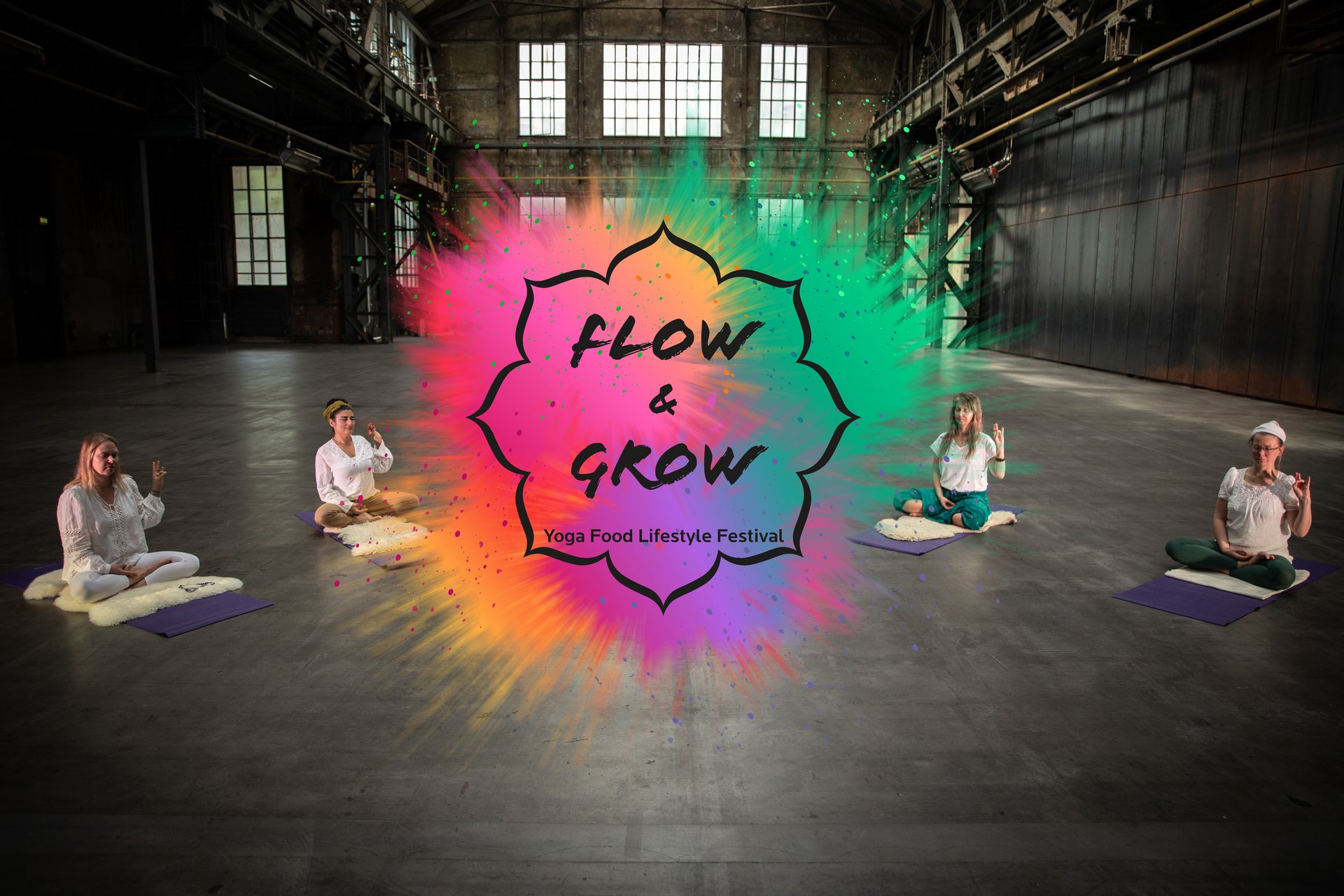 Menschen praktizieren Yoga in der Halle 1 der Jahrhunderthalle Bochum. Im Vordergrund ist das Farbsplash-Logo Flow & Grow zu sehen.