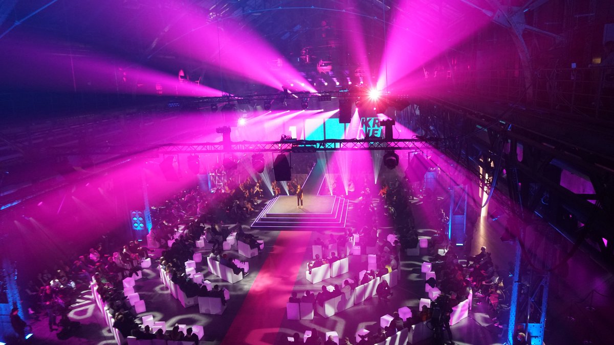 Nominierte und Zuschauer von hinten mit Blick auf die Bühne bei der 1LIVE Krone in der Jahrhunderthalle Bochum 